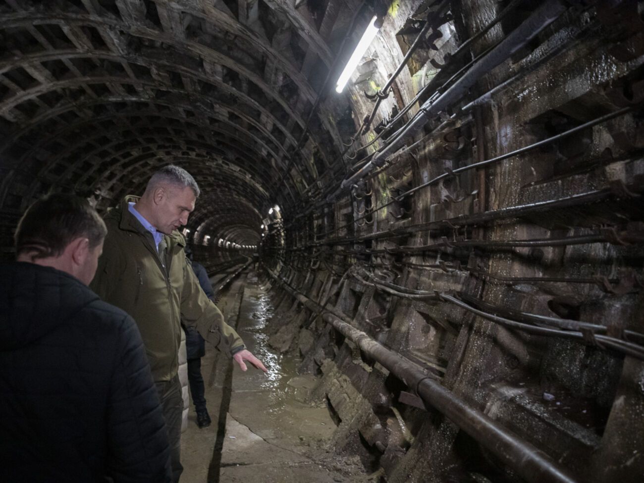 Виталий Кличко: Специалисты исследуют причины аварийной ситуации, возникшей в туннеле на участке "синей" ветки метро