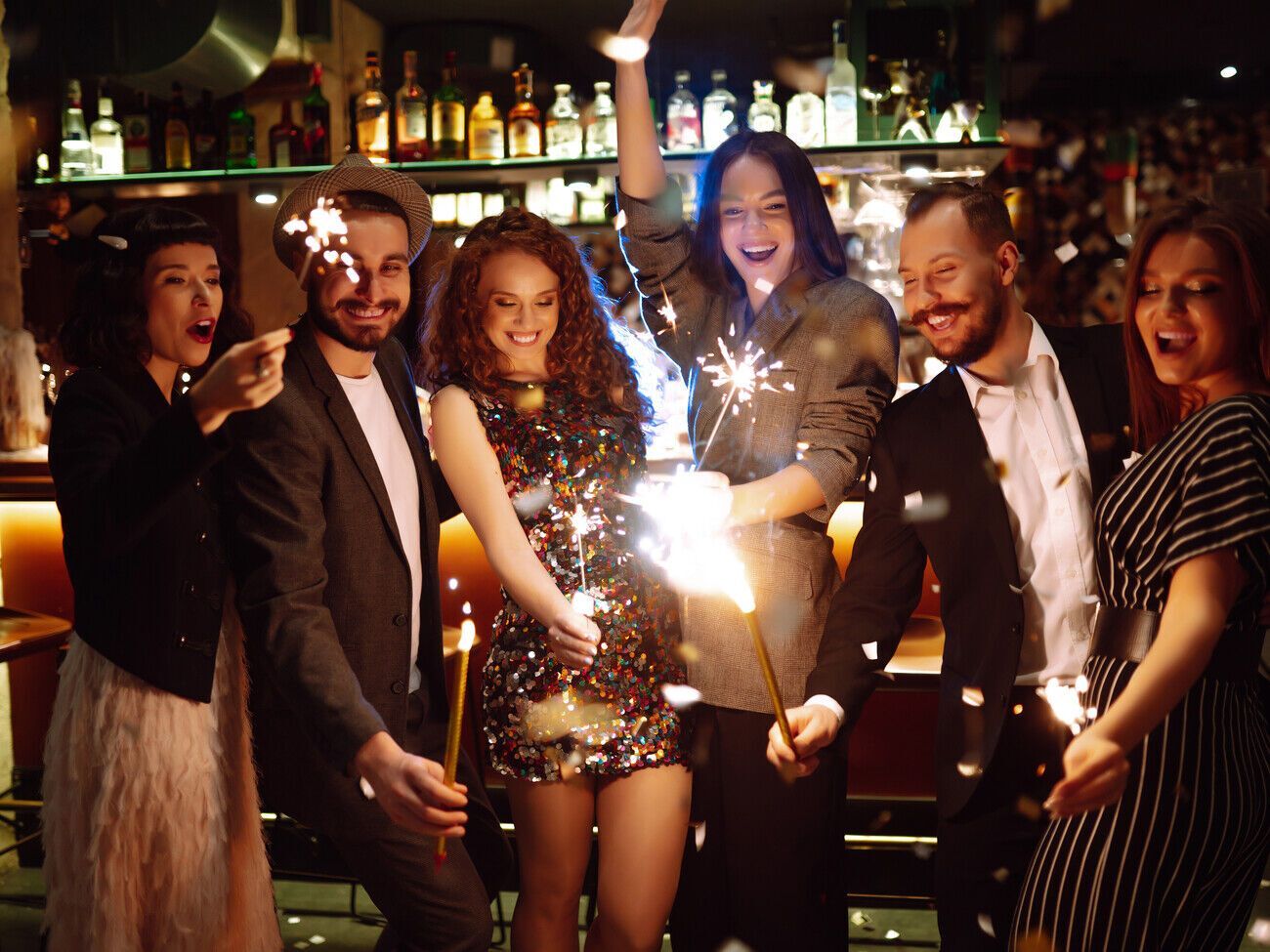 Для новогодней ночи Андре Тан советует подобрать образы с пайетками и блестками