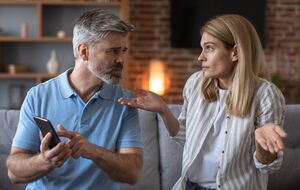 Экономическое насилие сопровождается унижением