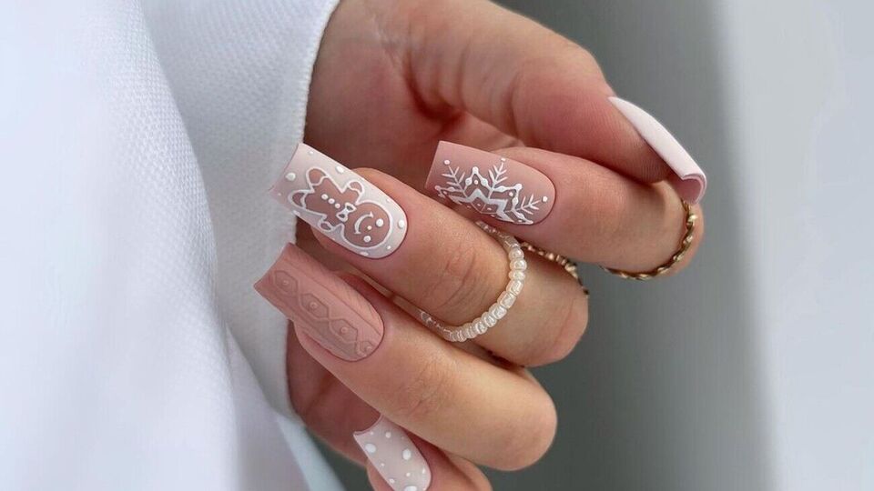 Создать тематический дизайн ногтей можно, украсив их в том числе изображением имбирных пряников