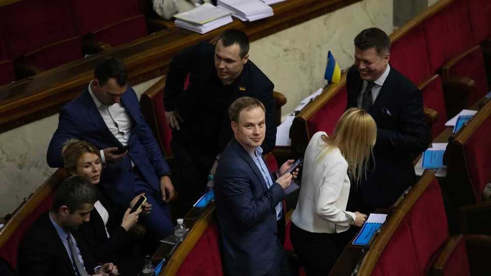 Юрчишин (у центрі) працює заступником голови антикорупційного комітету ВР