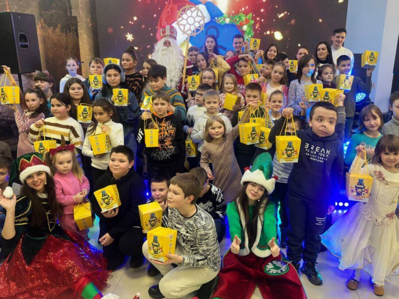 У новорічний сезон Фонд Ріната Ахметова вітає дітей-переселенців, дітей з інтернатних закладів, дитячих будинків сімейного типу, дітей, які пройшли реабілітацію після поранення, а також тих, які втратили батьків на війні