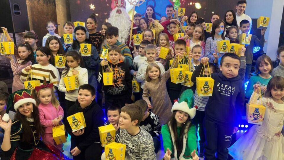 У новорічний сезон Фонд Ріната Ахметова вітає дітей-переселенців, дітей з інтернатних закладів, дитячих будинків сімейного типу, дітей, які пройшли реабілітацію після поранення, а також тих, які втратили батьків на війні