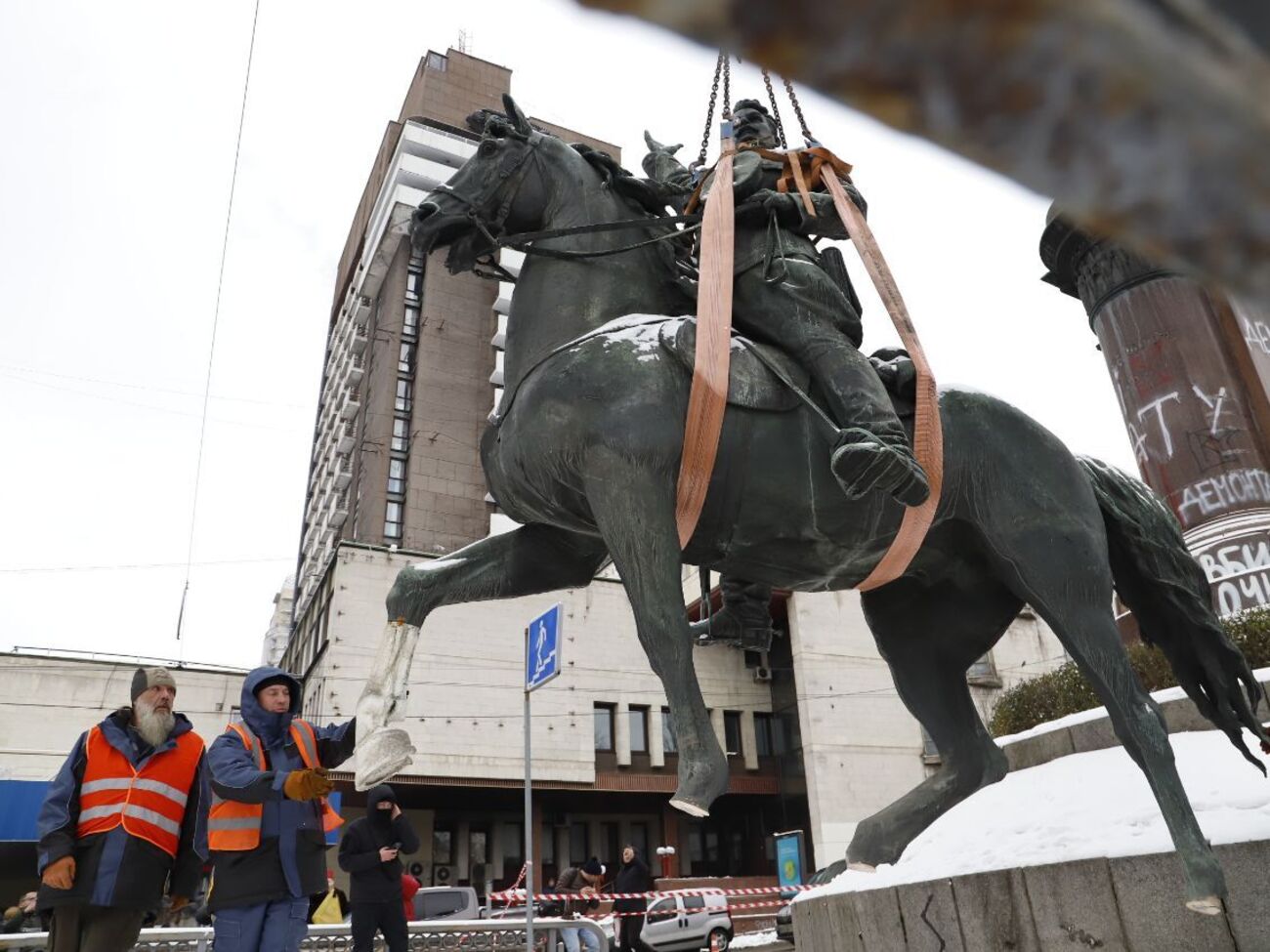 Памятник Щорсу будет храниться в Государственном музее авиации Украины имени Антонова, отметили в КГГА