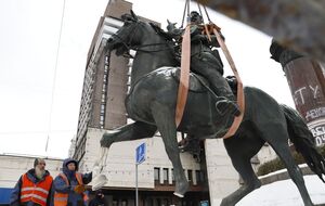 Памятник Щорсу будет храниться в Государственном музее авиации Украины имени Антонова, отметили в КГГА