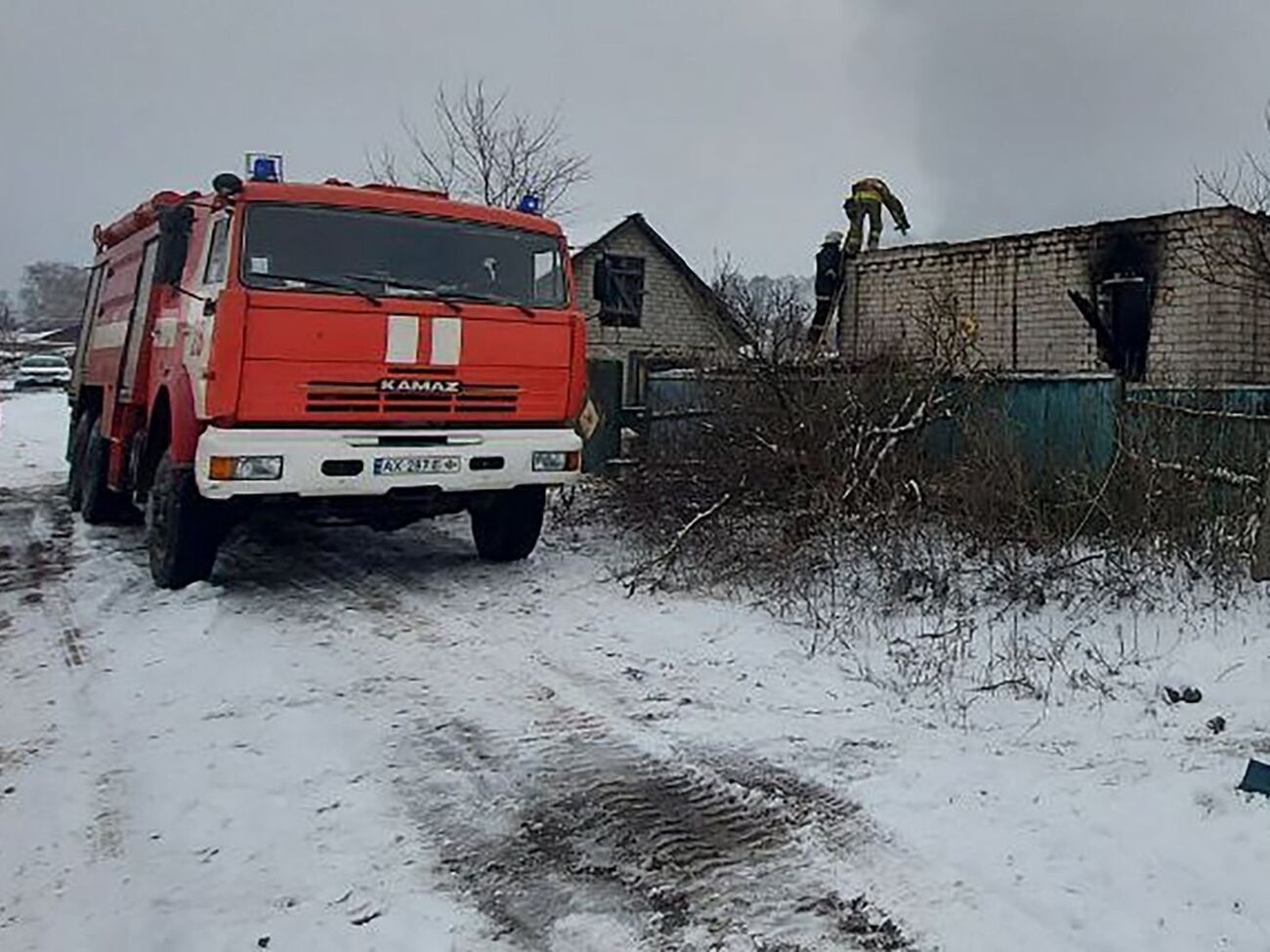 Осколки российских снарядов задели часть ГСЧС в Двуречной