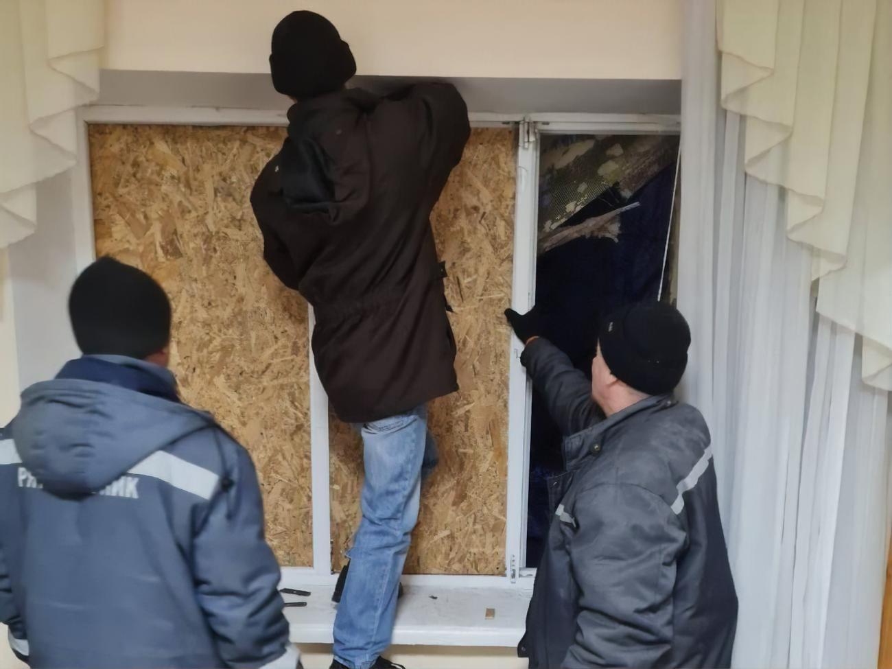 В результате вражеских атак в Херсоне повреждены жилые дома