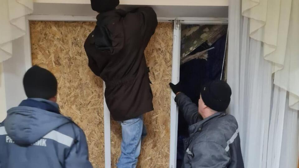 В результате вражеских атак в Херсоне повреждены жилые дома