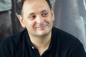 Сидеть в лифте Марцинкиву пришлось недолго