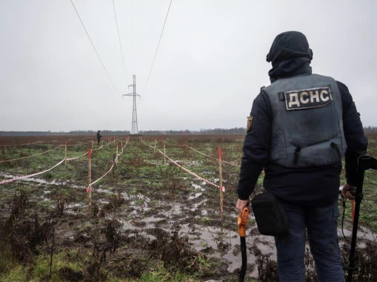 Саперы на учениях отрабатывают навыки извлечения и ликвидации взрывоопасных предметов