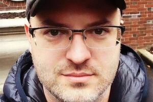 Зеленский поглощен войной, а многие чиновники увлечены тем же, чем и раньше. Обыски и увольнения связаны с разрывом шаблона у президента