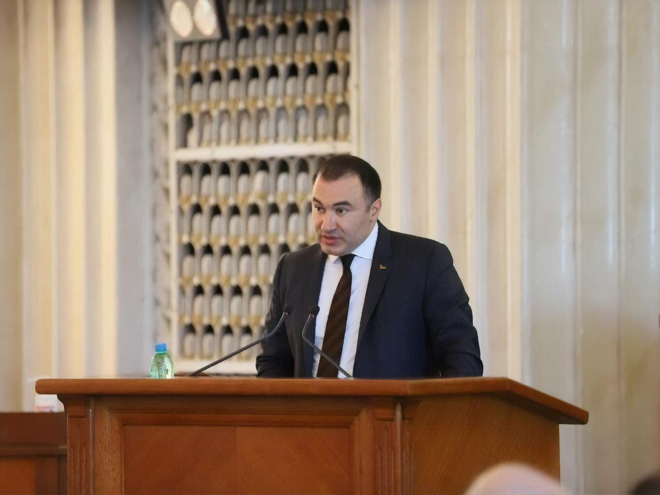 Після того як Товмасяна повідомили про підозру в отриманні хабара, його виключили із фракції "Слуги народу" і звільнили з посади голови облради