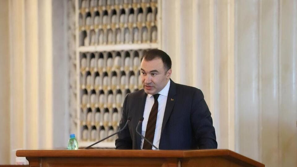 Після того як Товмасяна повідомили про підозру в отриманні хабара, його виключили із фракції "Слуги народу" і звільнили з посади голови облради