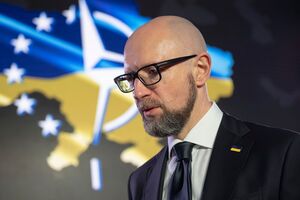 Яценюк отметил, что Венгрия не поставляет оружие в Украину и не обучает украинских военнослужащих