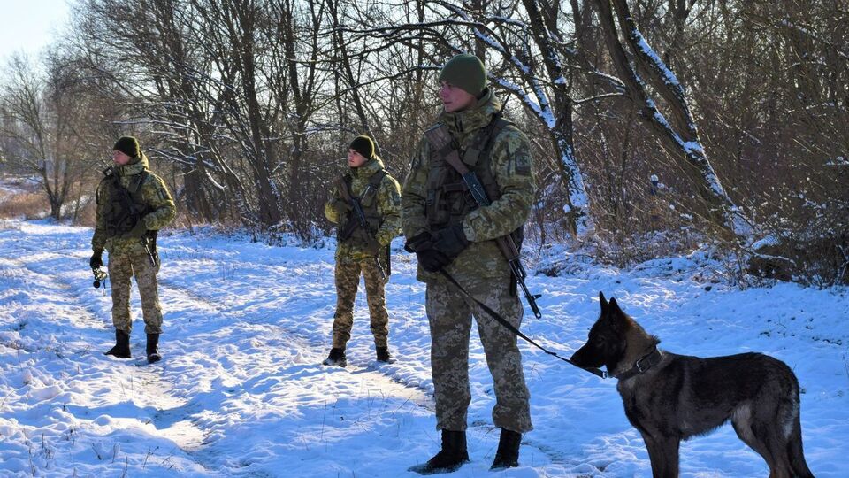 Пограничникам пришлось спасать уклониста в горах
