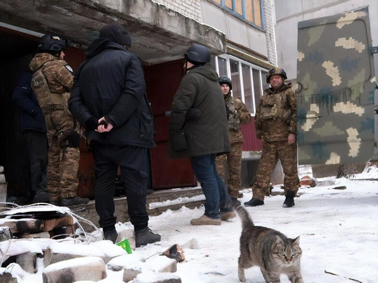 Правоохранителям "постоянно приходится рисковать собственной жизнью и прилагать незаурядные усилия", чтобы уговорить людей уехать из Бахмута, отметили в Нацполиции