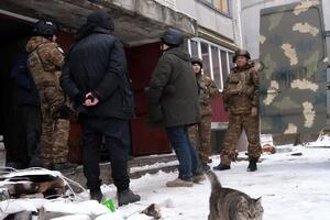 Правоохранителям "постоянно приходится рисковать собственной жизнью и прилагать незаурядные усилия", чтобы уговорить людей уехать из Бахмута, отметили в Нацполиции