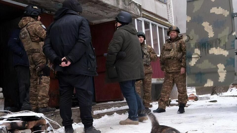 Правоохоронцям "постійно доводиться ризикувати власним життям і докладати неабияких зусиль", щоб вмовити людей виїхати з Бахмута, зазначили в Нацполіції