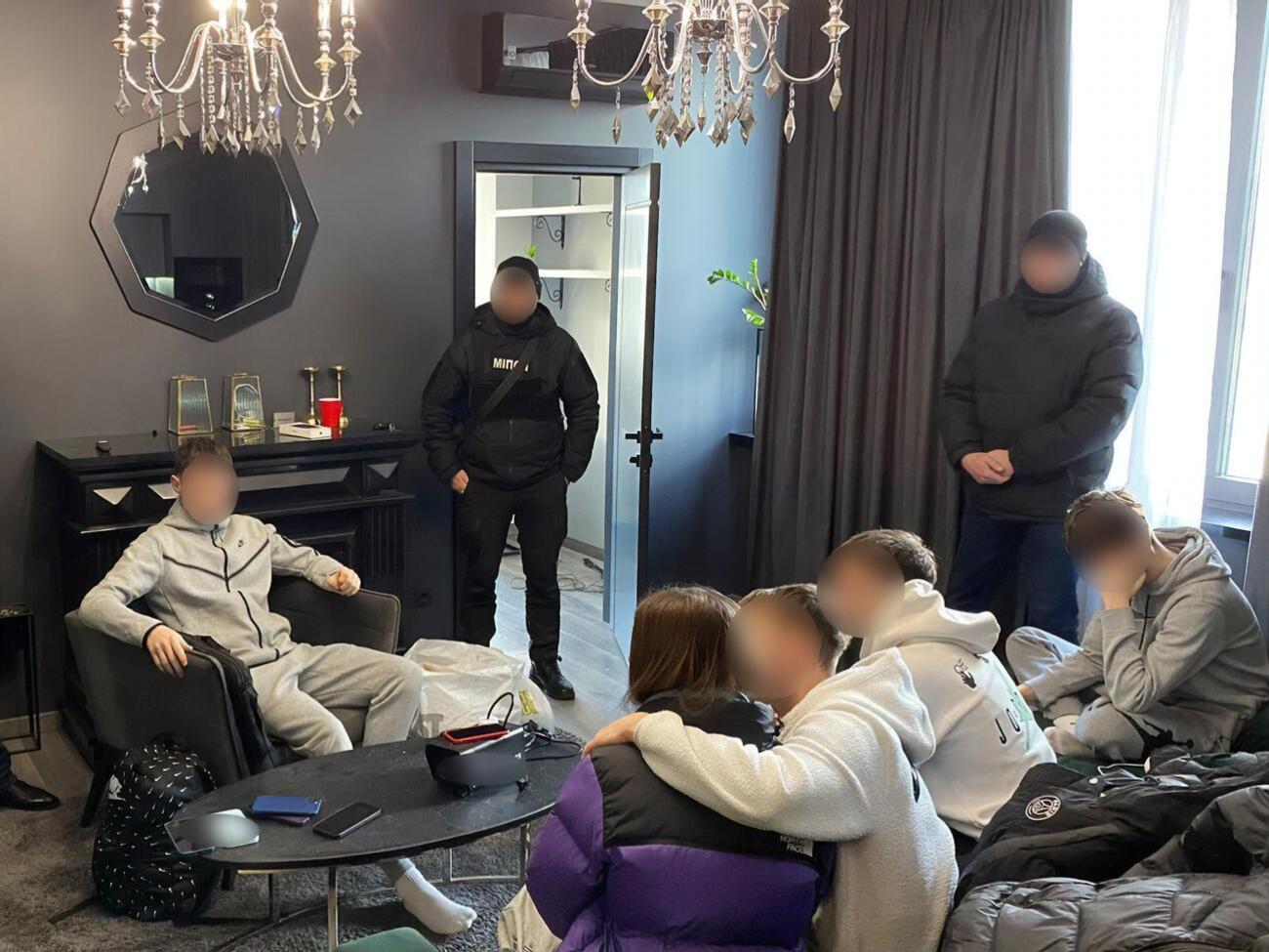 Мужчинам, издевавшимся над девушками во время вечеринок, вручили повестки, организаторам объявили о подозрении