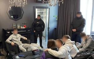 Мужчинам, издевавшимся над девушками во время вечеринок, вручили повестки, организаторам объявили о подозрении