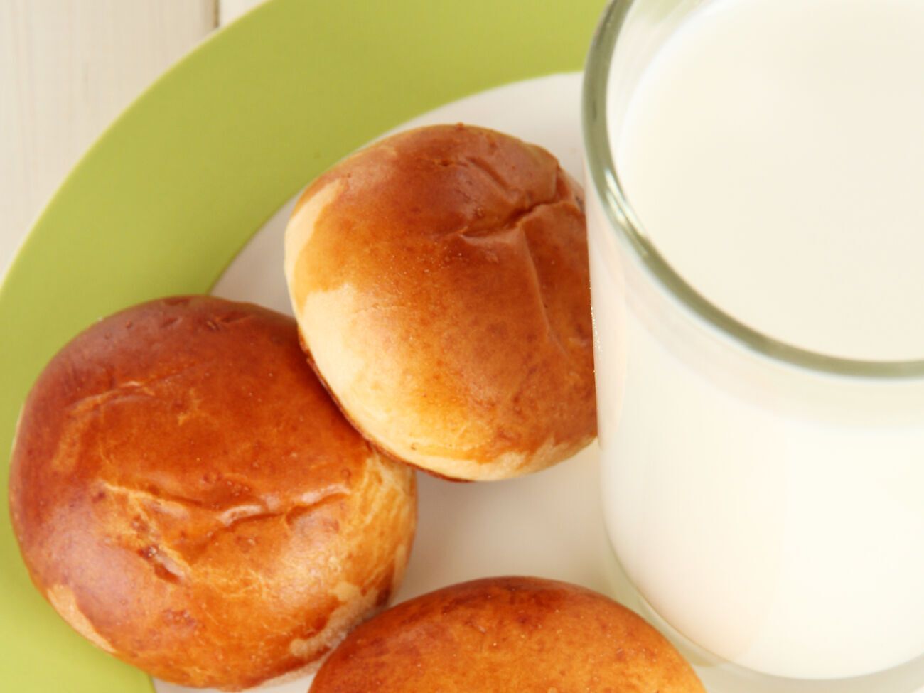 Булочки випікаємо в розігрітій до 170 &deg;С духовці протягом 30 хвилин