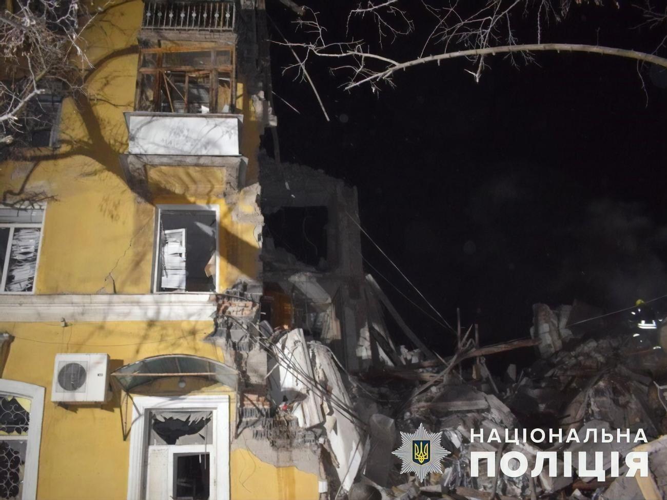 Жилой дом разрушен, под завалами ищут людей