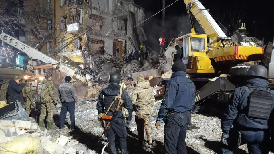 У поліції зазначили, що під завалами можуть бути люди