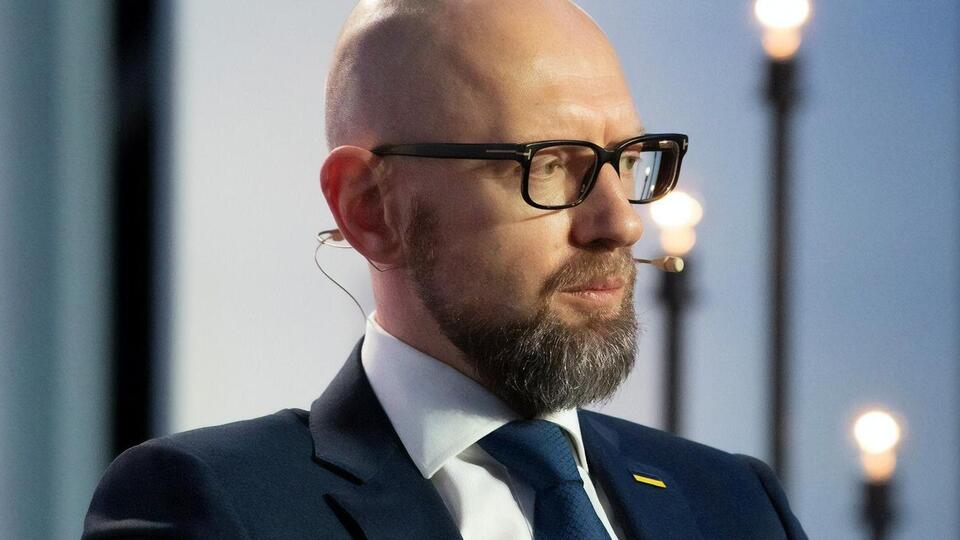 Яценюк: Якщо у 2023 році економіка не впаде, я проаплодую