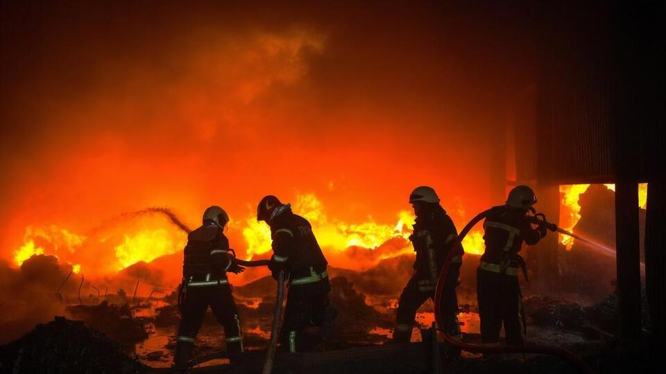 Рятувальники працюють на місцях вибухів у Харкові