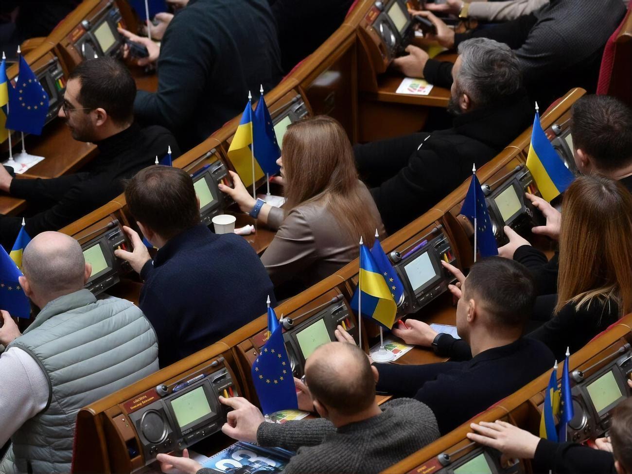 У законопроєкті пропонують не допускати депутатів, які поширюють інформацію про рішення ВРУ передчасно, на засідання протягом п'яти днів