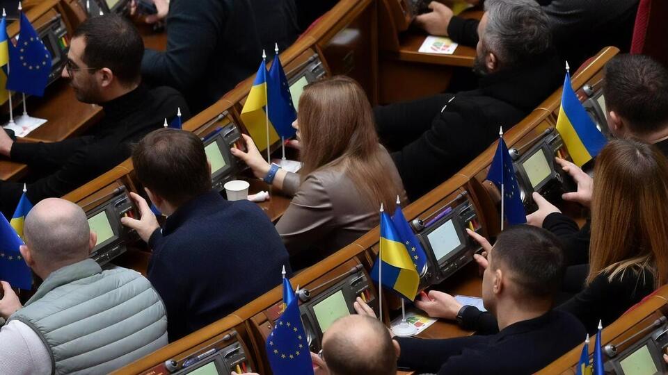 У законопроєкті пропонують не допускати депутатів, які поширюють інформацію про рішення ВРУ передчасно, на засідання протягом п'яти днів