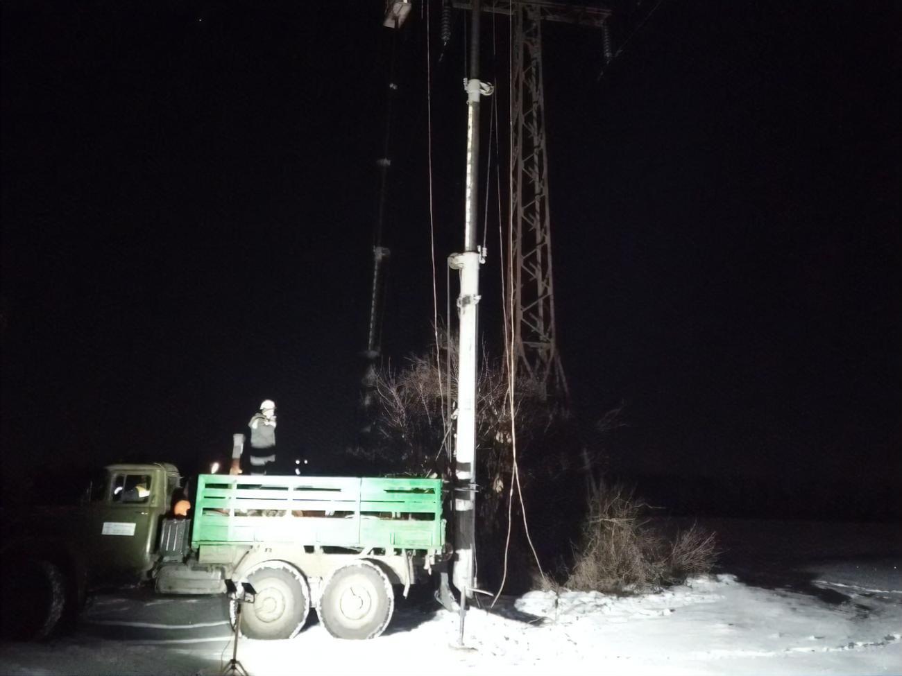 Енергетики з початку війни фактично цілодобово відновлюють зруйновану Росією інфраструктуру, зазначили у ДТЕК