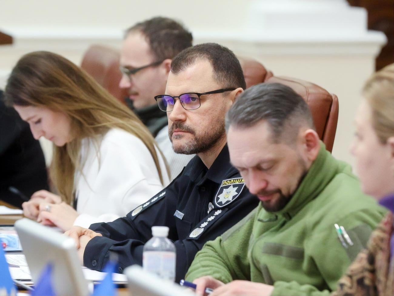 7 февраля Рада&nbsp;утвердила Клименко&nbsp;(по центру)&nbsp;на должности главы МВД Украины