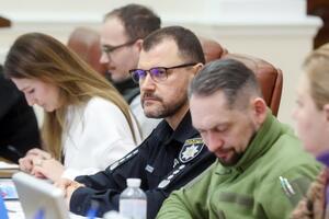 7 февраля Рада утвердила Клименко (по центру) на должности главы МВД Украины