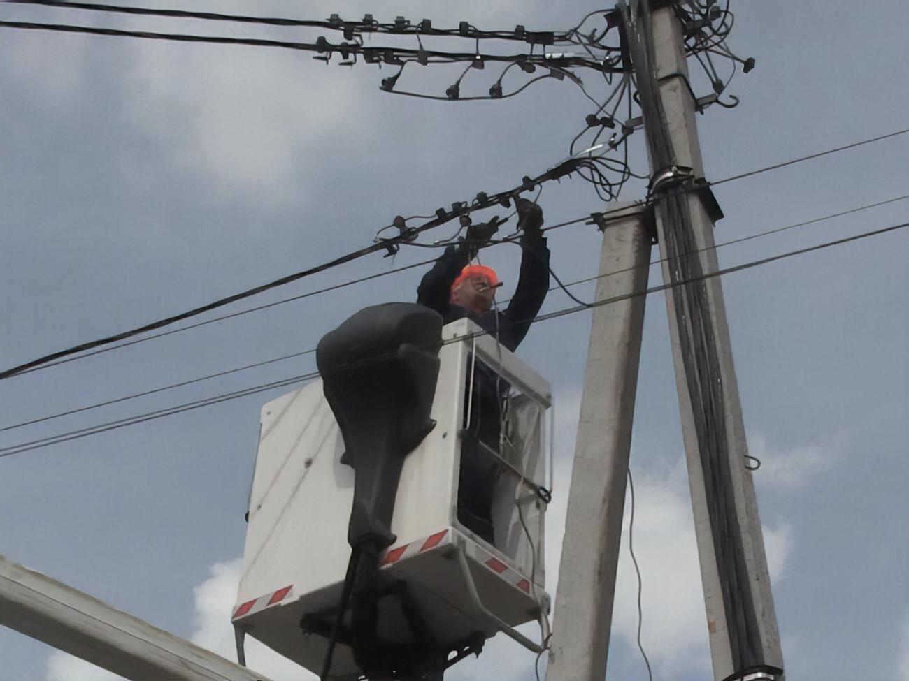 Энергетики "прилагают максимум усилий для переключения и восстановления распределения электрической энергии", отметили в&nbsp;"Хмельницкоблэнерго"