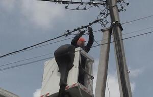 Энергетики "прилагают максимум усилий для переключения и восстановления распределения электрической энергии", отметили в "Хмельницкоблэнерго"