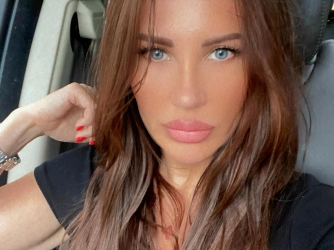 Цвик работает в США мастером по наращиванию ресниц. Насырова была ее клиенткой