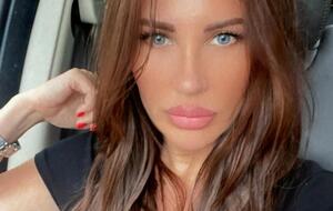 Цвик работает в США мастером по наращиванию ресниц. Насырова была ее клиенткой