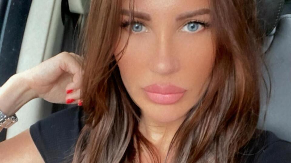 Цвик работает в США мастером по наращиванию ресниц. Насырова была ее клиенткой