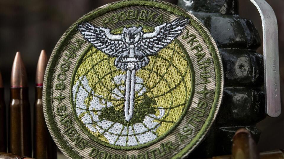 На эмблеме ГУР сова мечом протыкает контур России