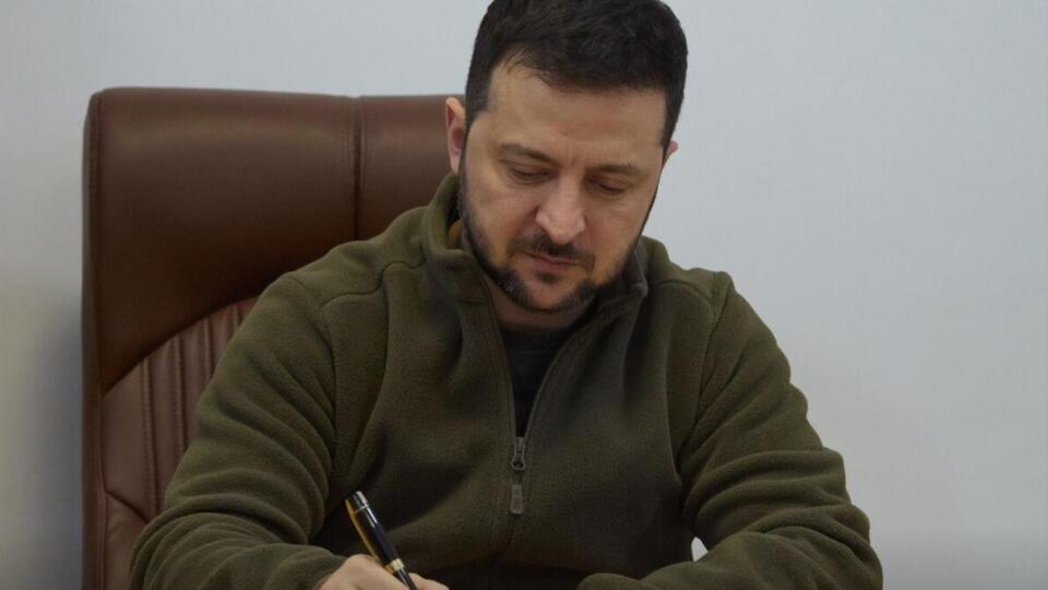 Зеленський (на фото) звільнив Дзюбу, якого сам і призначав