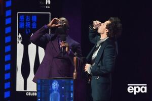 Під час отримання статуетки "Артист року" Стайлс разом із ведучим премії Мо Гілліганом випили по чарці