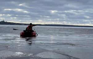 Рыбаки дрейфовали на двух льдинах, всех их спасли