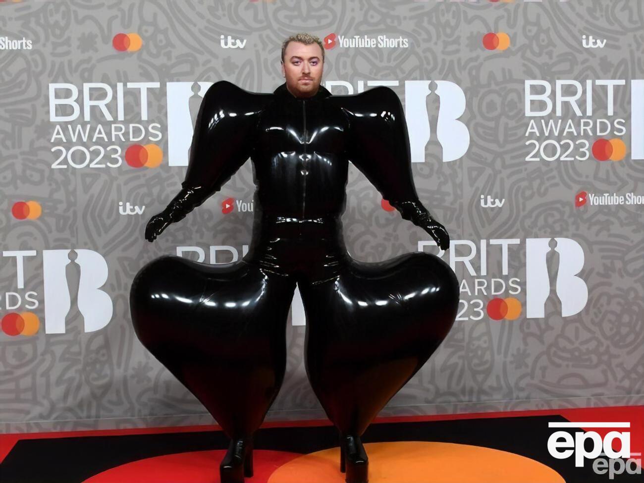 Сем Сміт вийшов на червону доріжку премії у чорному скульптурному комбінезоні