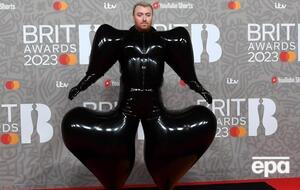 Сем Сміт вийшов на червону доріжку премії у чорному скульптурному комбінезоні