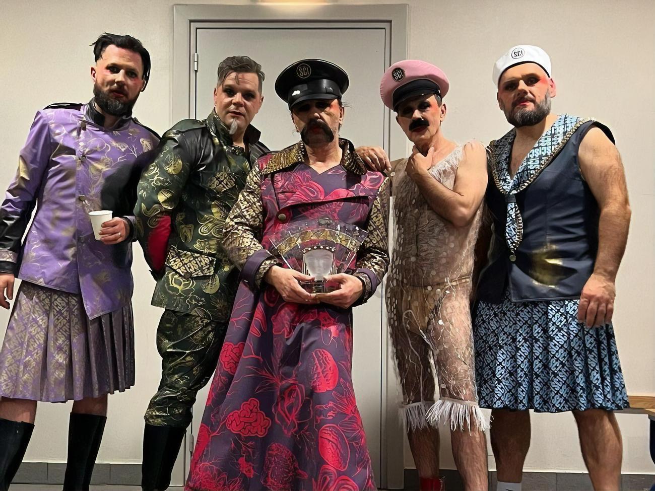 Let 3 заснували 1987 року. Колектив відомий своїми провокаційними текстами і живими виступами, які шокують