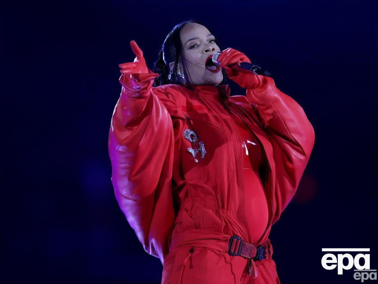 Ріанна з'явилася на сцені Супербоул 2023 з кругленьким животом