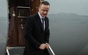 Сийярто прилетел в Минск, где собирается говорить об Украине