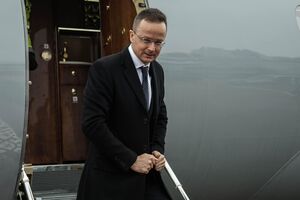 Сийярто прилетел в Минск, где собирается говорить об Украине