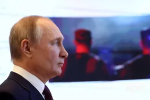 Путин сидит в бункере и не знает, что происходит в РФ, считает Шустер